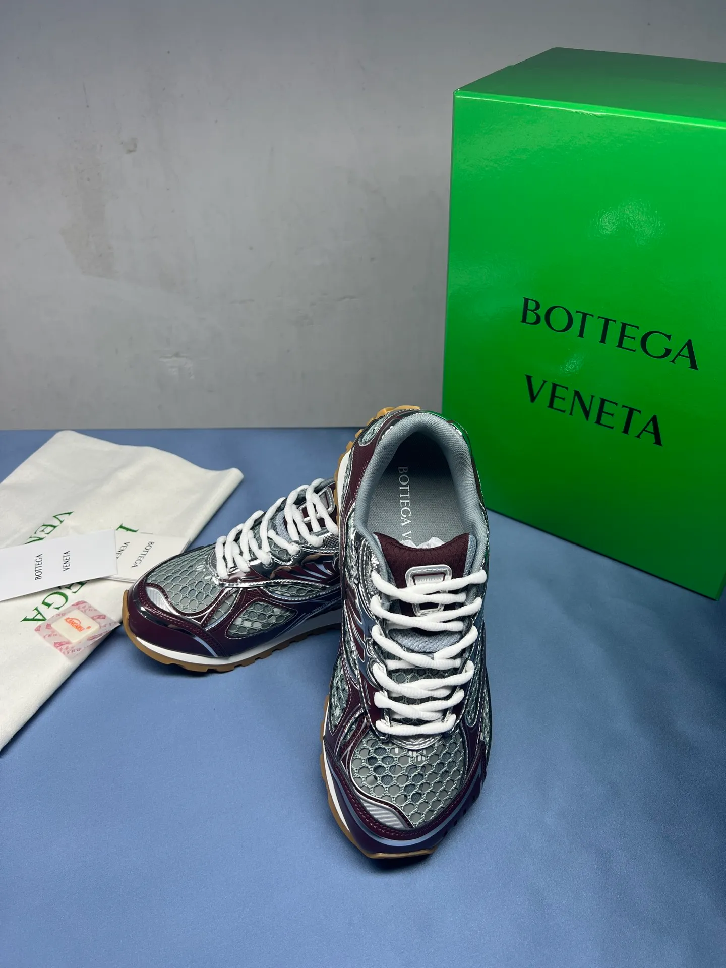 👟👟Ex-factory price 600👟👟 Men's size +10 Real photos 🔥🔥BV Orbit sneakers Wang Yibo's same style couple's dad shoes Runner sneakers, made of lightweight technical mesh fabric. Matched with geometric pattern designed rubber outsole, Wang Zha series high version. Look for the package technology. It is actually a lot taller, but the legs are still slim. Very nice, playable and durable. Matched to the standard💯 Package shoe technology. Look for the high version. The outsole is made of color-blocked TPU outsole. Women's model 35 36 37 38 39 40 41 42 (40 41 42 43 44 45 customized) (Customer logo can be accepted without refund or exchange at a favorable price) Equipped with original packaging